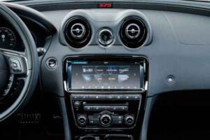 شاشة جاكوار xj 2020