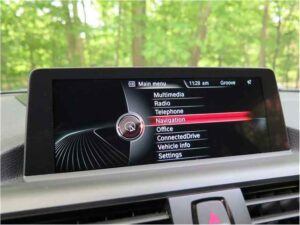 شاشة بي إم دبليو الفئة الثانية 2020 1