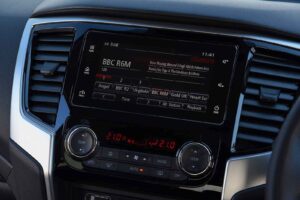 شاشة ميتسوبيشي l200 2020