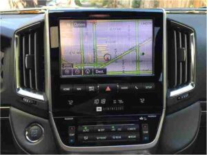 شاشة تويوتا لاند كروزر 2021