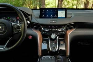 شاشة اكيورا TLX 2021