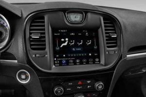 شاشة كرايسلر 300 2021