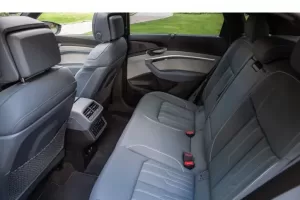 المقاعد الخلفية لسيارة أودي E ترون 2022