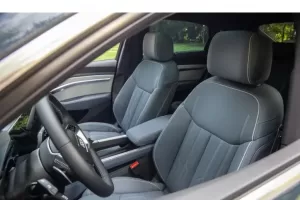 المقاعد الأمامية لسيارة أودي E ترون 2022