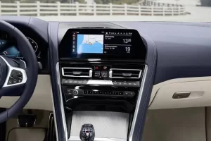 شاشة بي إم دبليو الفئة الثامنة 2022