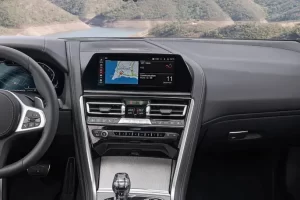 شاشة بي إم دبليو الفئة الثامنة 2022