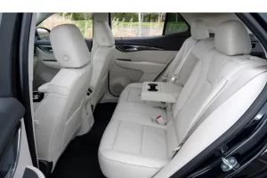 المقاعد الخلفية لسيارة بويك إنفيجن 2022