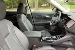 المقاعد الأمامية لسيارة بويك إنفيجن 2022