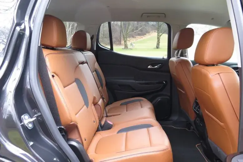 المقاعد الخلفية لسيارة جي إم سي أكاديا 2022