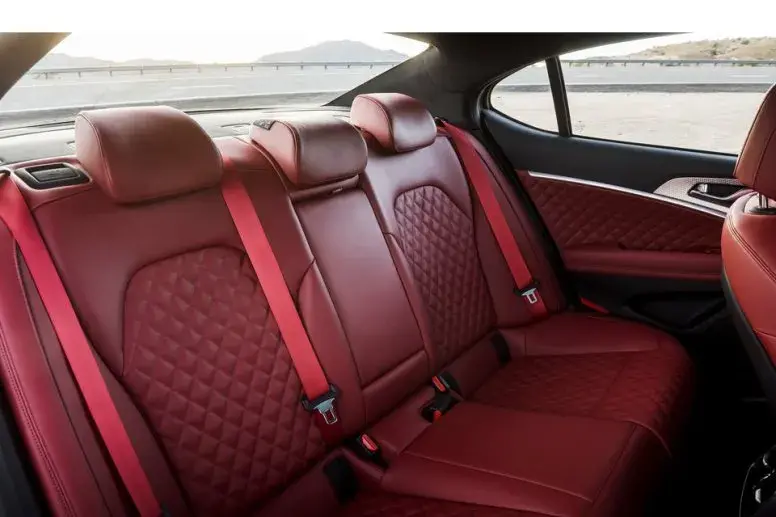 المقاعد الخلفية لسيارة جينيسيس G70 2022