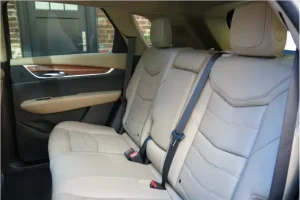 المقاعد الخلفية لسيارة كاديلاك XT5 2022