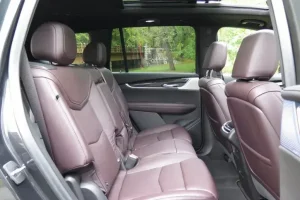 المقاعد الخلفية لسيارة كاديلاك XT6 2022
