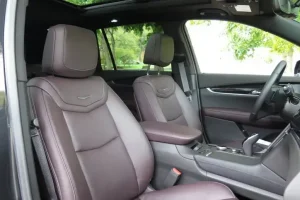 المقاعد الأمامية لسيارة كاديلاك XT6 2022