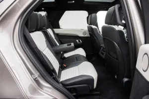 المقاعد الخلفية لسيارة لاند روفر ديسكفري 2022