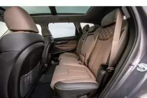 المقاعد الخلفية لسيارة هيونداي سانتا في 2022
