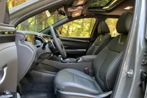 المقاعد الأمامية لسيارة هيونداي سانتا كروز 2022