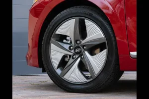 العجلة الأمامية لسيارة هيونداي أيونيك 2022