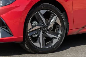 العجلة الأمامية لسيارة هيونداي النترا 2022