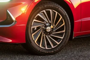 العجلة الأمامية لسيارة هيونداي سوناتا هايبرد 2022