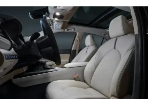 المقاعد الأمامية لسيارة تويوتا كامري 2022