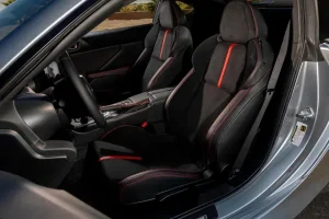 المقاعد الأمامية لسيارة سوبارو BRZ 2022‎