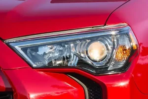 الكشاف الأمامي لسيارة تويوتا 4 رنر 2022‎‎