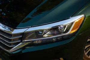 الكشاف الأمامي لسيارة فولكس واجن باسات 2022