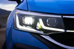 المصابيح الأمامية لسيارة فولكس فاجن تاوس 2022