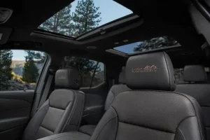 مقاعد الصف الأول لسيارة شيفروليه ترافيرس 2022