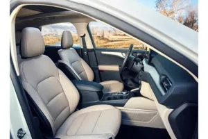 مقاعد فورد إسكيب هايبرد 2022‎‎ الأمامية