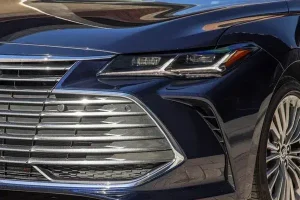 مصابيح تويوتا أفالون هايبرد 2022‎‎ الأمامية