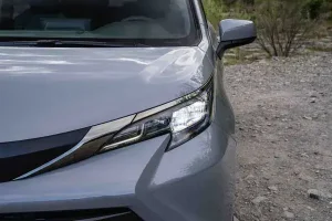 مصابيح تويوتا سيينا 2022 الأمامية