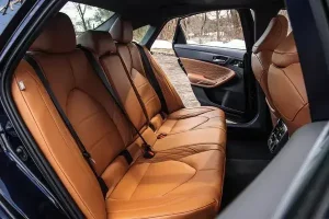 مقاعد تويوتا أفالون هايبرد 2022‎‎ الخلفية