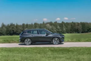 جانب بي إم دبليو iX 2022