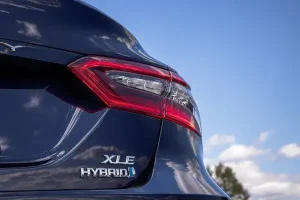 مصابيح تويوتا كامري هايبرد 2022 الخلفية