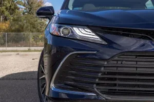 مصابيح تويوتا كامري هايبرد 2022 الأمامية