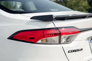 مصابيح تويوتا كورولا هايبرد 2022 الخلفية