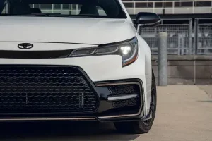 مصابيح تويوتا كورولا هايبرد 2022 الأمامية