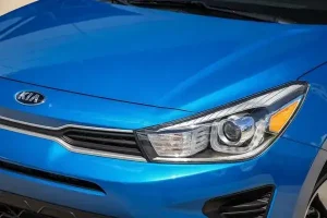 مصابيح كيا ريو 2022 الأمامية