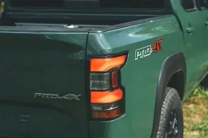 مصابيح نيسان فرونتير 2022 الخلفية