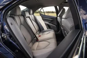 مقاعد تويوتا كامري هايبرد 2022 الخلفية