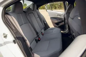 مقاعد تويوتا كورولا هايبرد 2022 الخلفية