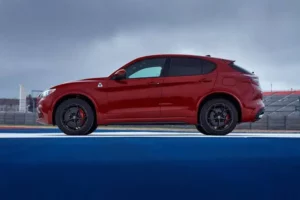 جانب ألفا روميو ستيلفيو 2022