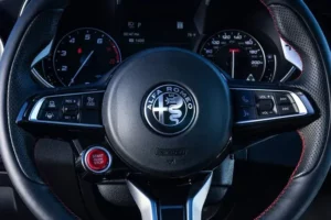 عجلة قيادة ألفا روميو جوليا 2022