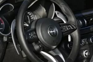 عجلة قيادة ألفا روميو ستيلفيو 2022