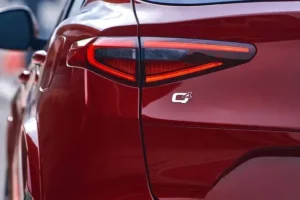 مصابيح ألفا روميو ستيلفيو 2022 الخلفية