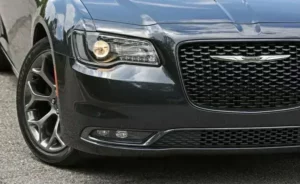 مصابيح كرايسلر 300 2022 الأمامية