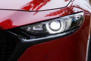 مصابيح مازدا 3 2022 الأمامية