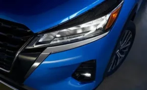 مصابيح نيسان كيكس 2022 الأمامية