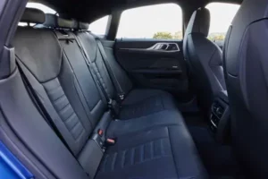 مقاعد بي ام دبليو i4 2022 الخلفية